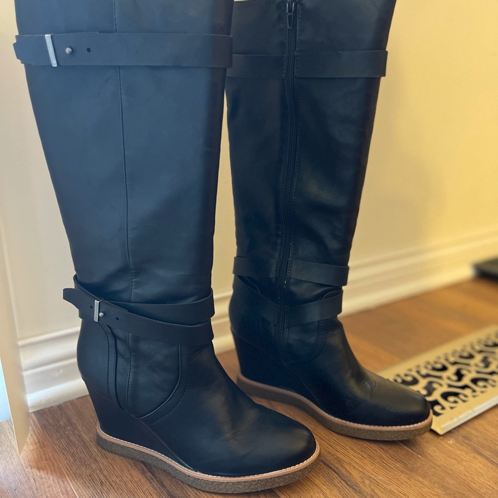Beautiful Black Wedge Boots